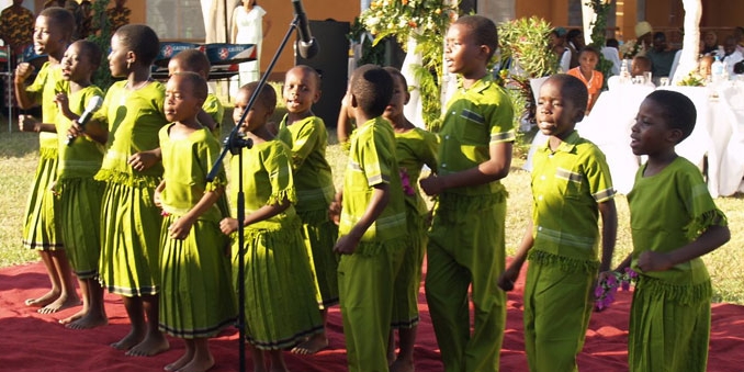 Auftritt von singenden Kindern im SOS Kinderdorf in Dar-es-Salaam, Tansania