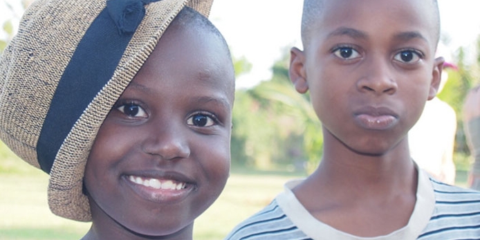 Portrait von zwei Kindern im SOS Kinderdorf in Dar-es-Salaam, Tansania